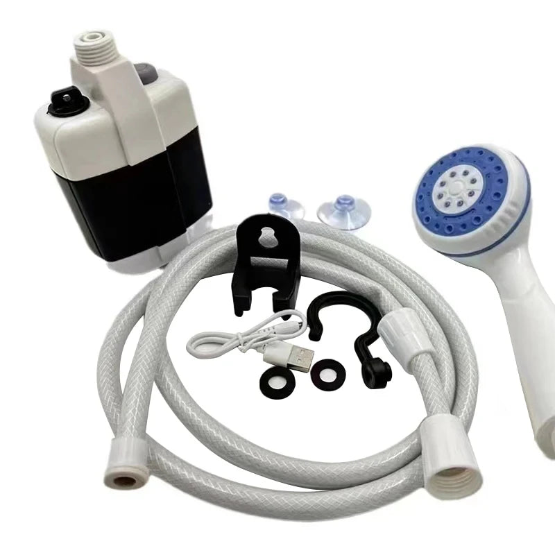 Pratique et facile à installer, cette douche portable USB est idéale pour les voyages en camping-car, van aménagé, caravane ou mobil-home. Elle permet de se doucher en extérieur, rincer du matériel, nettoyer les pattes d’un animal ou laver des accessoires après une sortie.