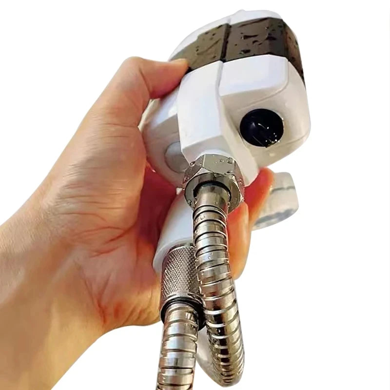 Pratique et facile à installer, cette douche portable USB est idéale pour les voyages en camping-car, van aménagé, caravane ou mobil-home. Elle permet de se doucher en extérieur, rincer du matériel, nettoyer les pattes d’un animal ou laver des accessoires après une sortie.